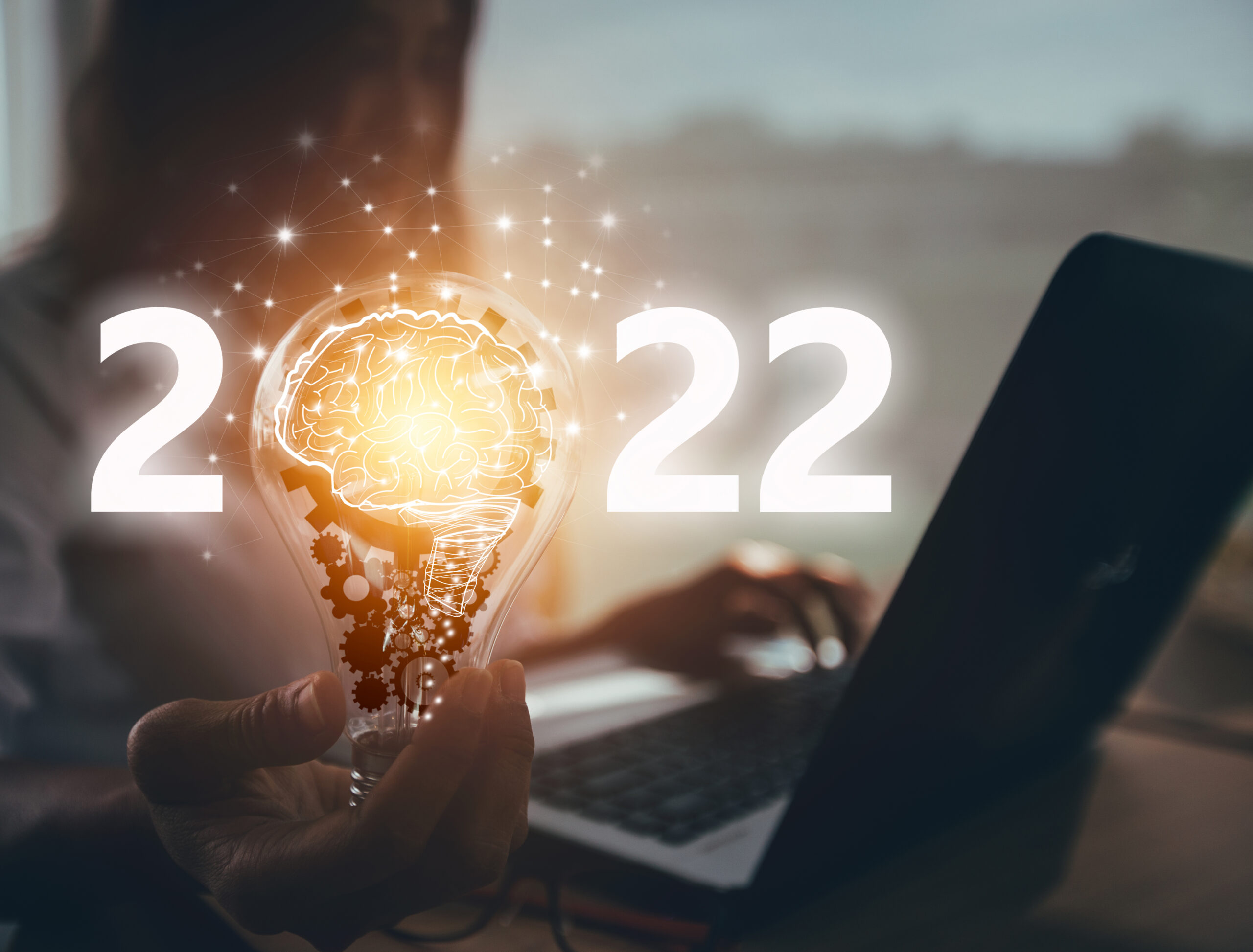 Glühbirne 2022 Laptop Jahreswechsel innovativ